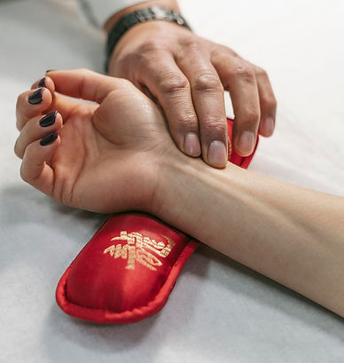 close-up-hand-theraphy_23-2148824084_jpg_t=st=1728894824~exp=1728898424~hmac=09700771af898